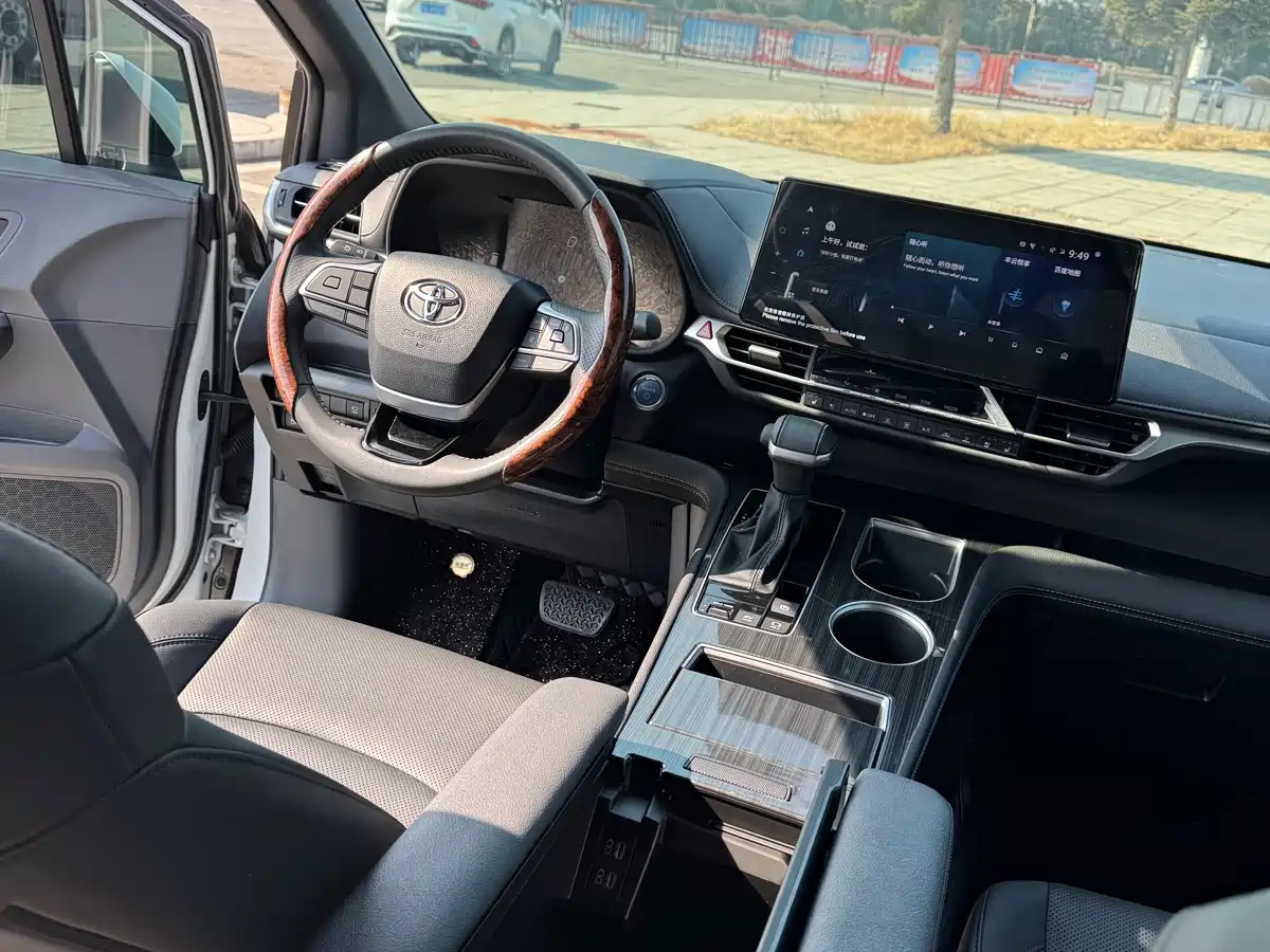 Toyota Sienna 2023 2.5L Hybrid Ultimate Edition фото 6