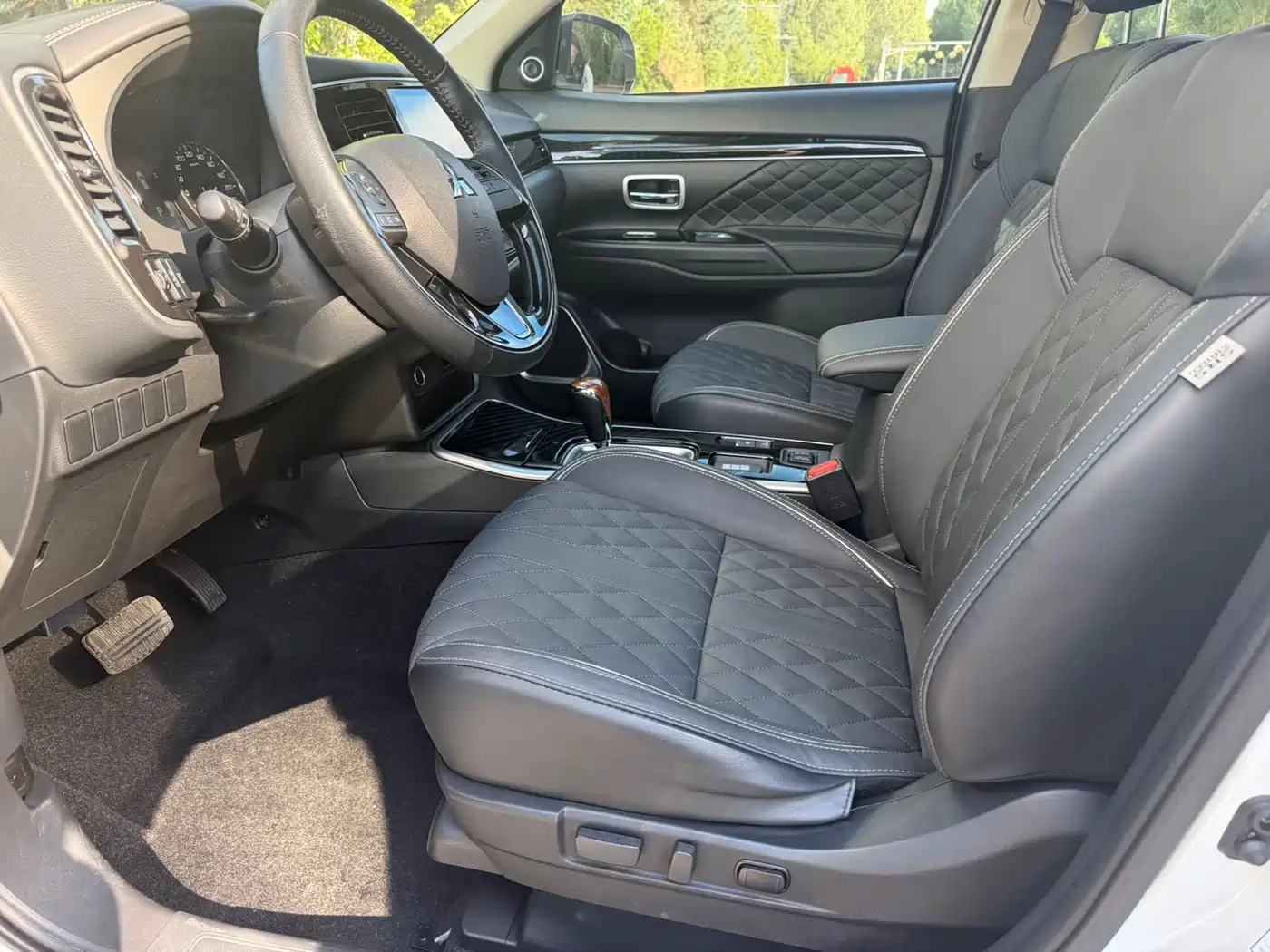 MITSUBISHI OUTLANDER