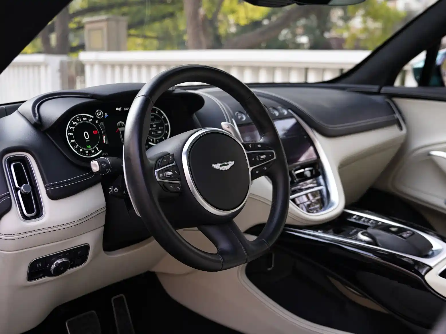 Фото 10 - Aston Martin DBX