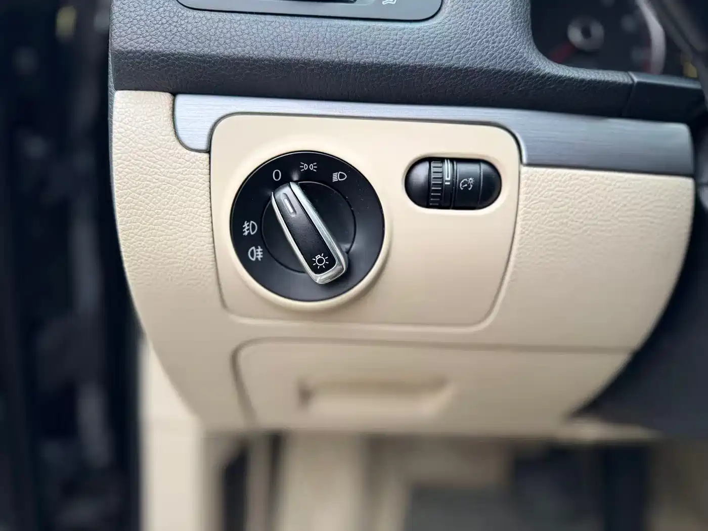 Volkswagen Sagitar 2011 1.6L Automatic Fashion фото 9