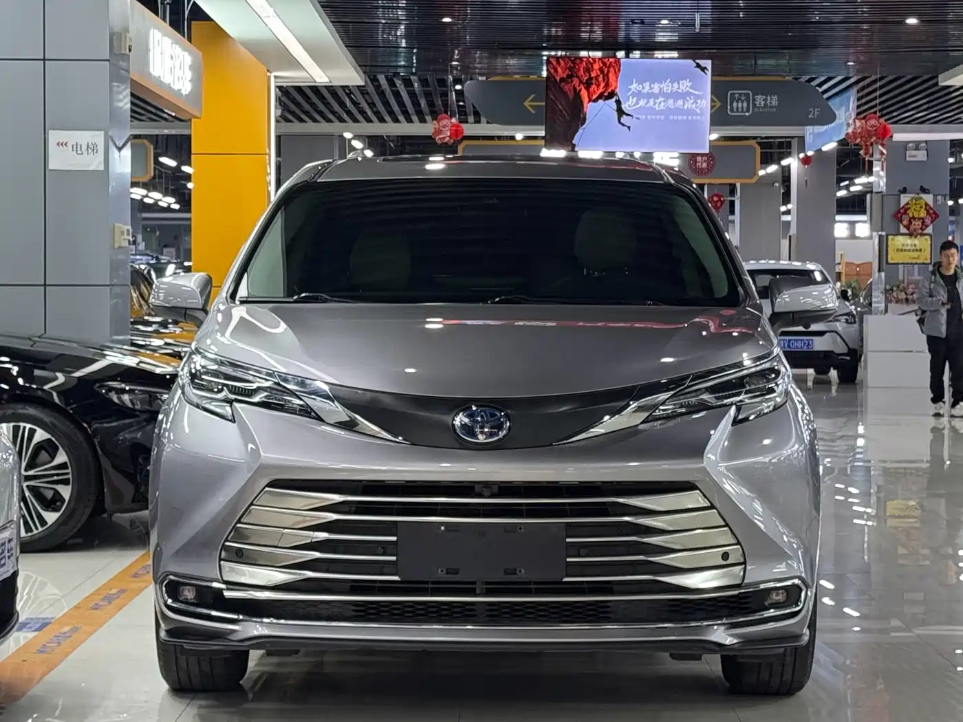 Toyota Sienna 2023 2.5L Hybrid Comfort Edition фото 2