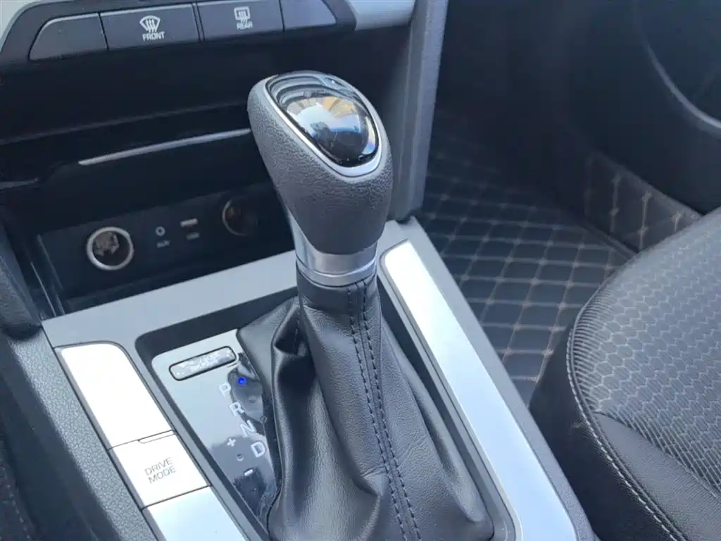 Hyundai Elantra 2016 Model 1.6L Automatic Smart Elite фото 14