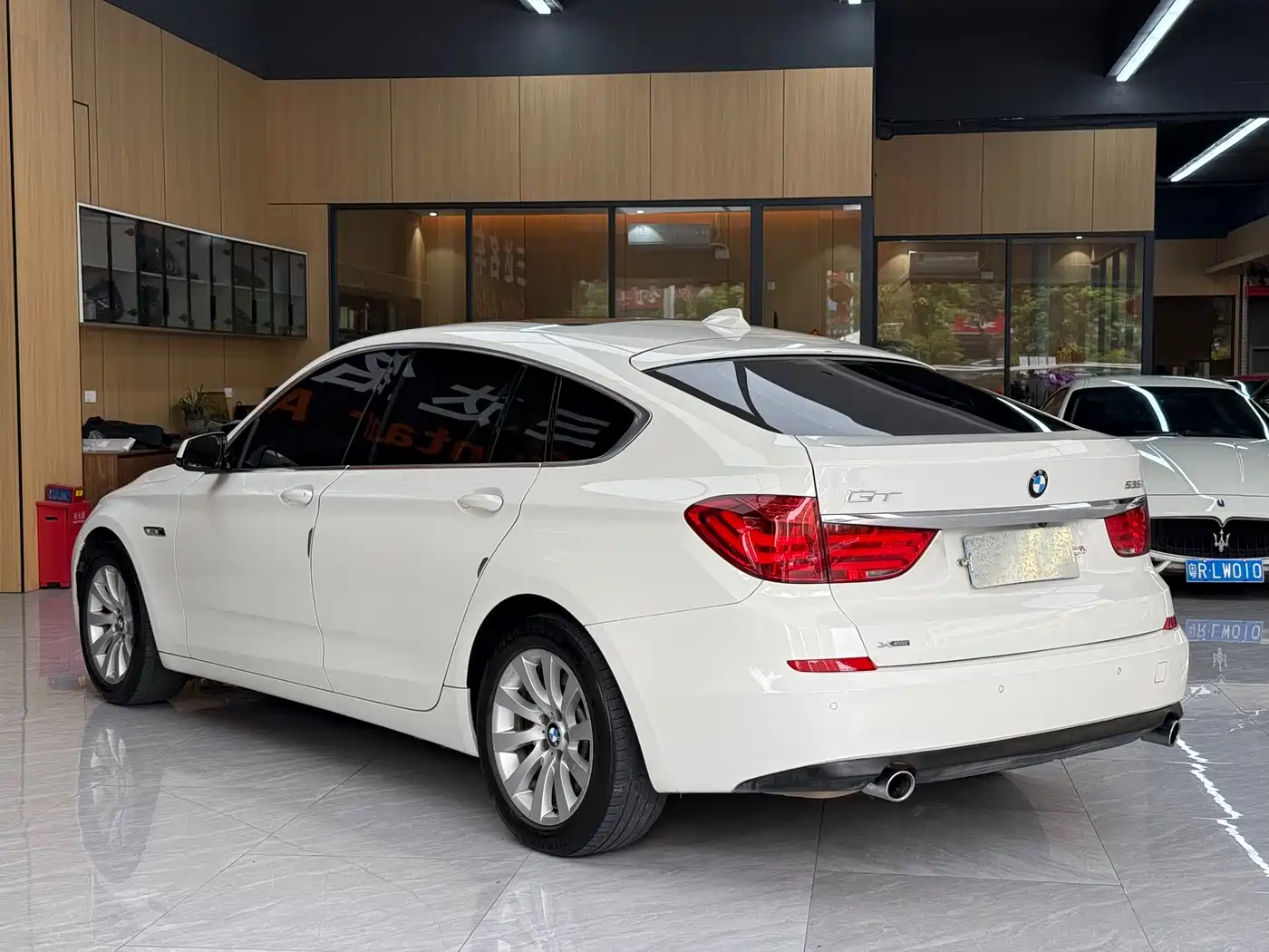 BMW 5 Series GT 2013 535i Elegance фото 4