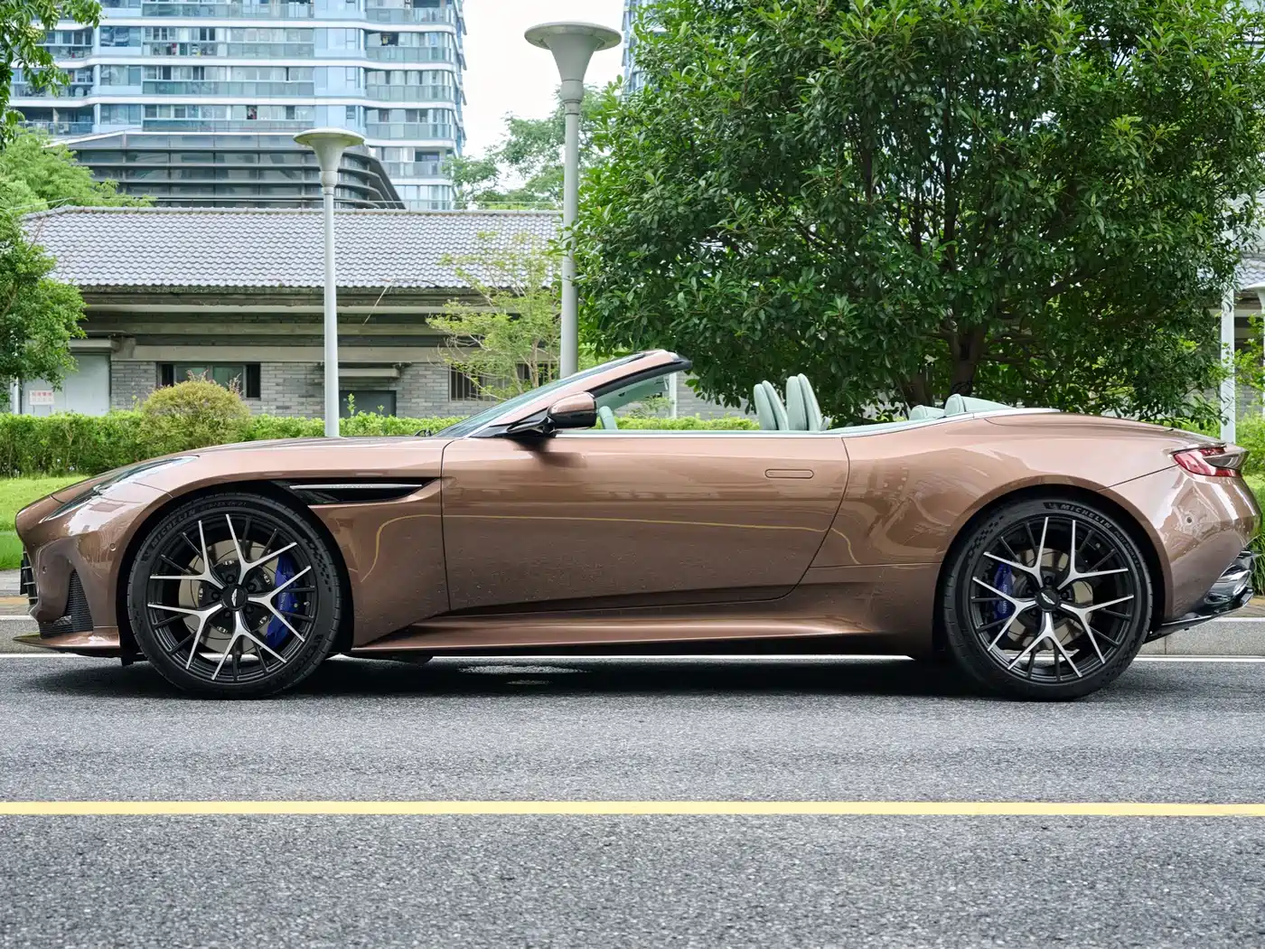 Фото 6 - Aston Martin DB12
