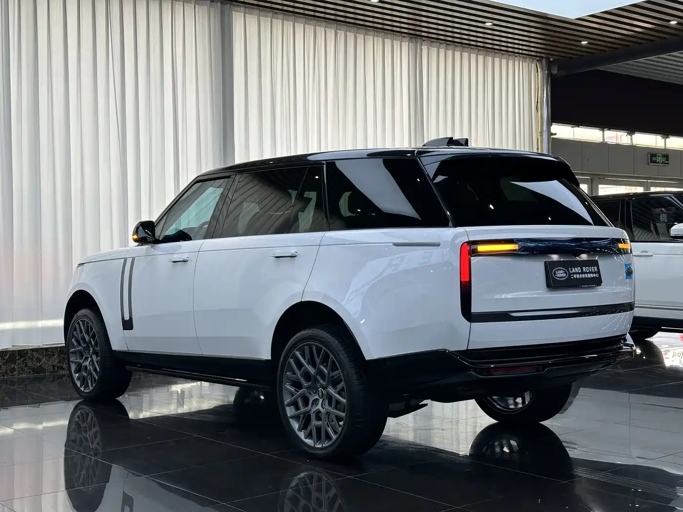 Land Rover Range Rover 2023 3.0 L6 400PS Golden Age 7-Seater Long Wheelbase фото 20