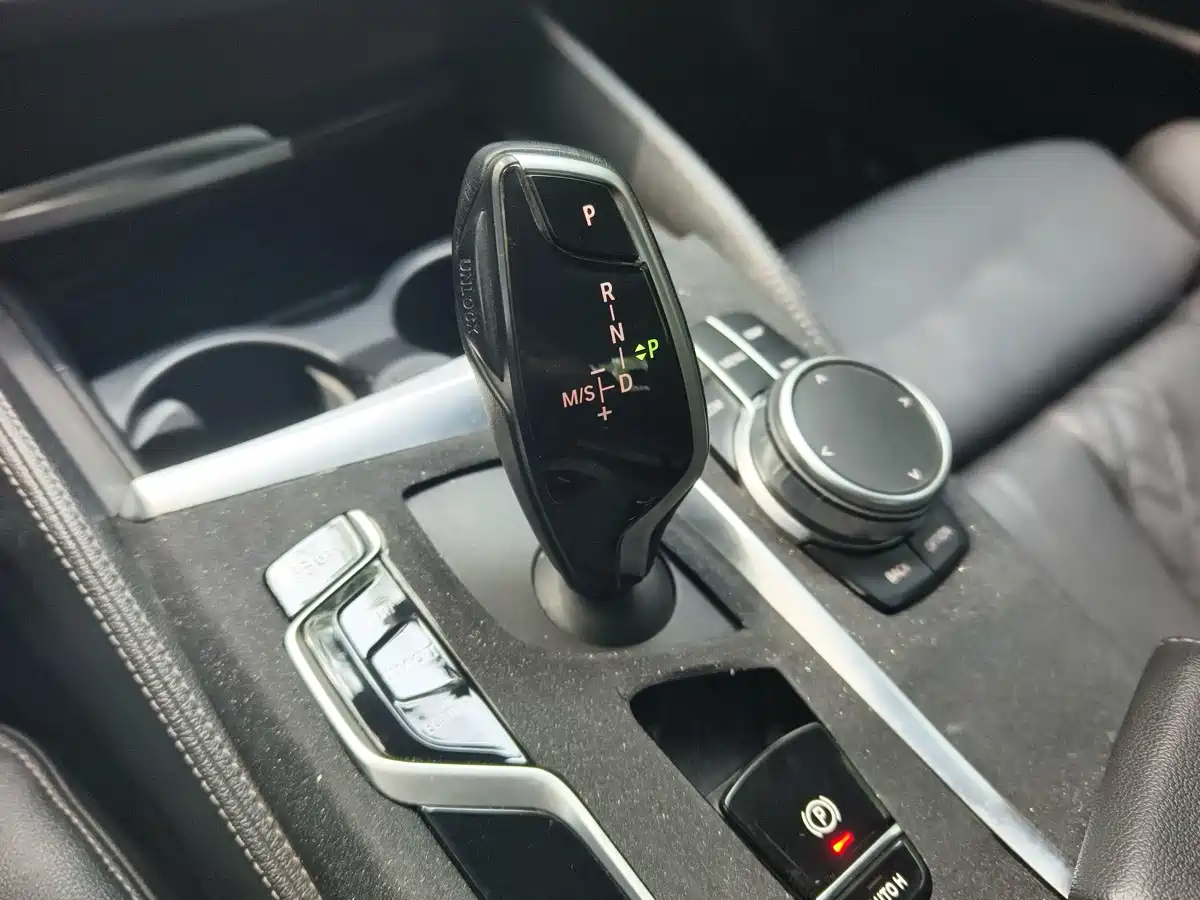 Photo 11 - BMW 5 Series (Import)