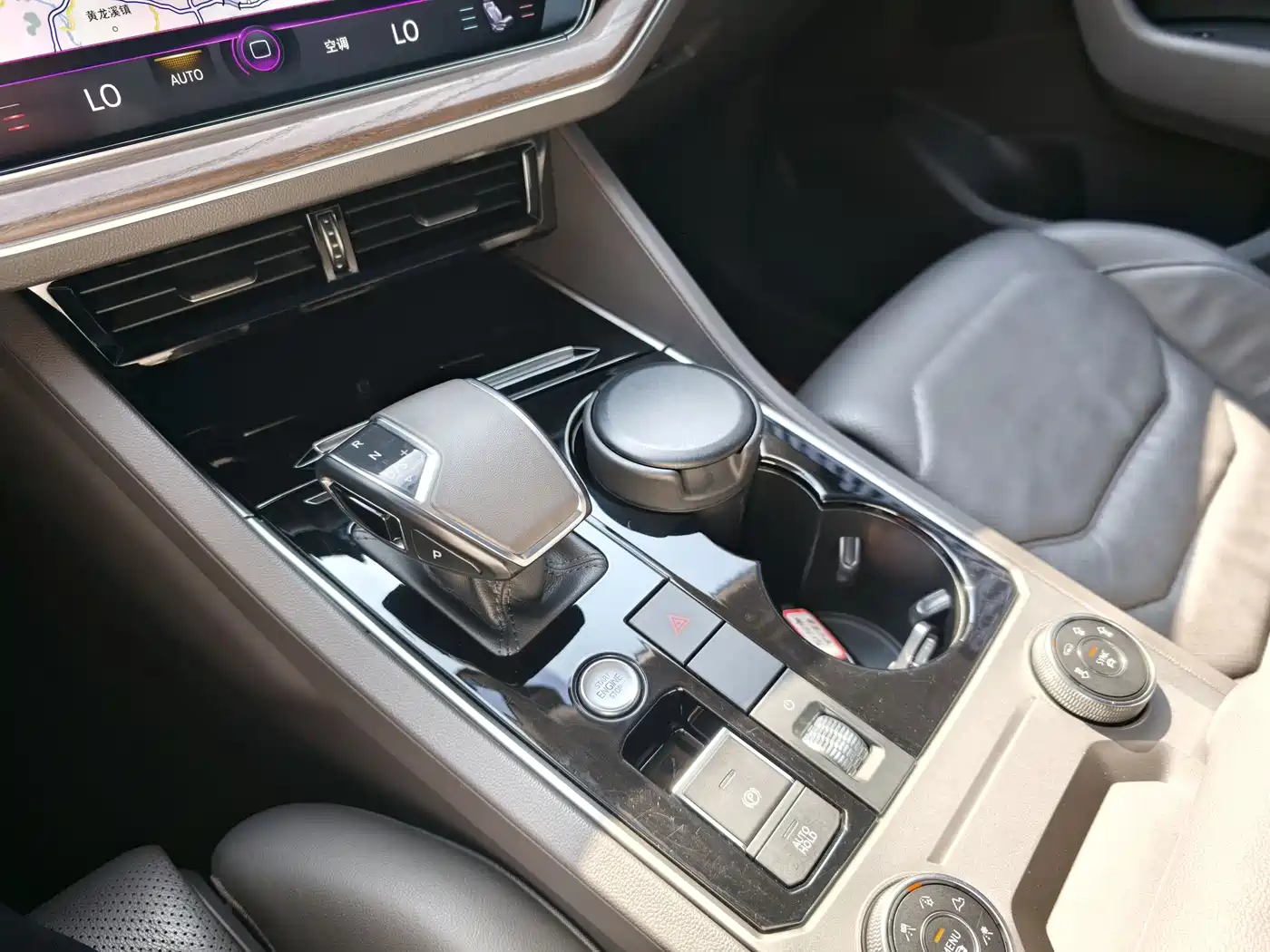 Volkswagen Touareg 2019 2.0TSI Sharp Wing Edition China VI фото 17