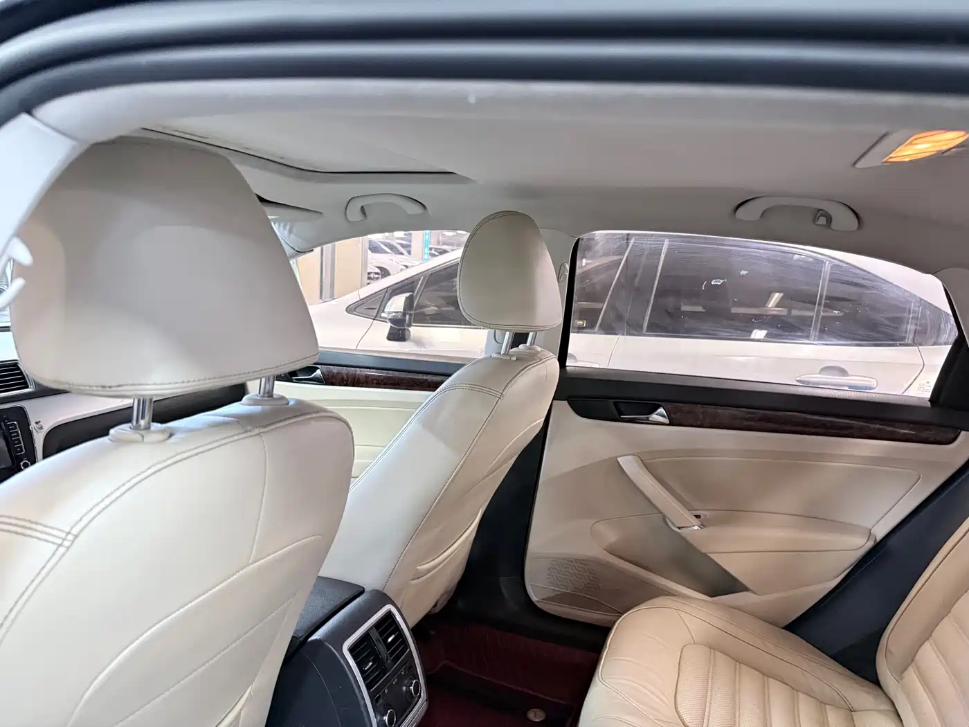 Volkswagen Passat 2014 1.8TSI DSG Luxury Edition фото 12