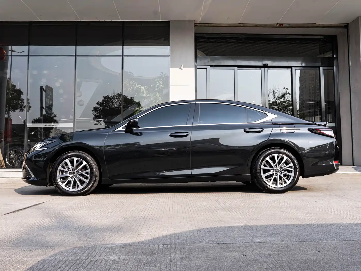 Lexus ES 2025 300h Ultimate Edition фото 4