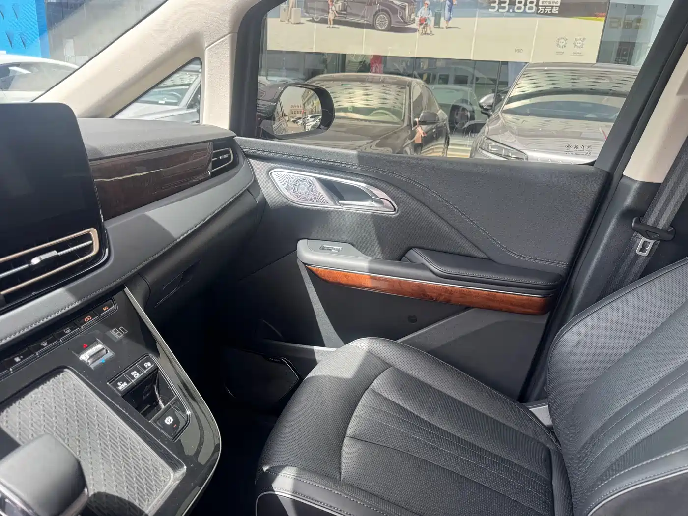 Hongqi HQ9 PHEV 2024 Model 2.0T AWD Luxury Edition фото 8