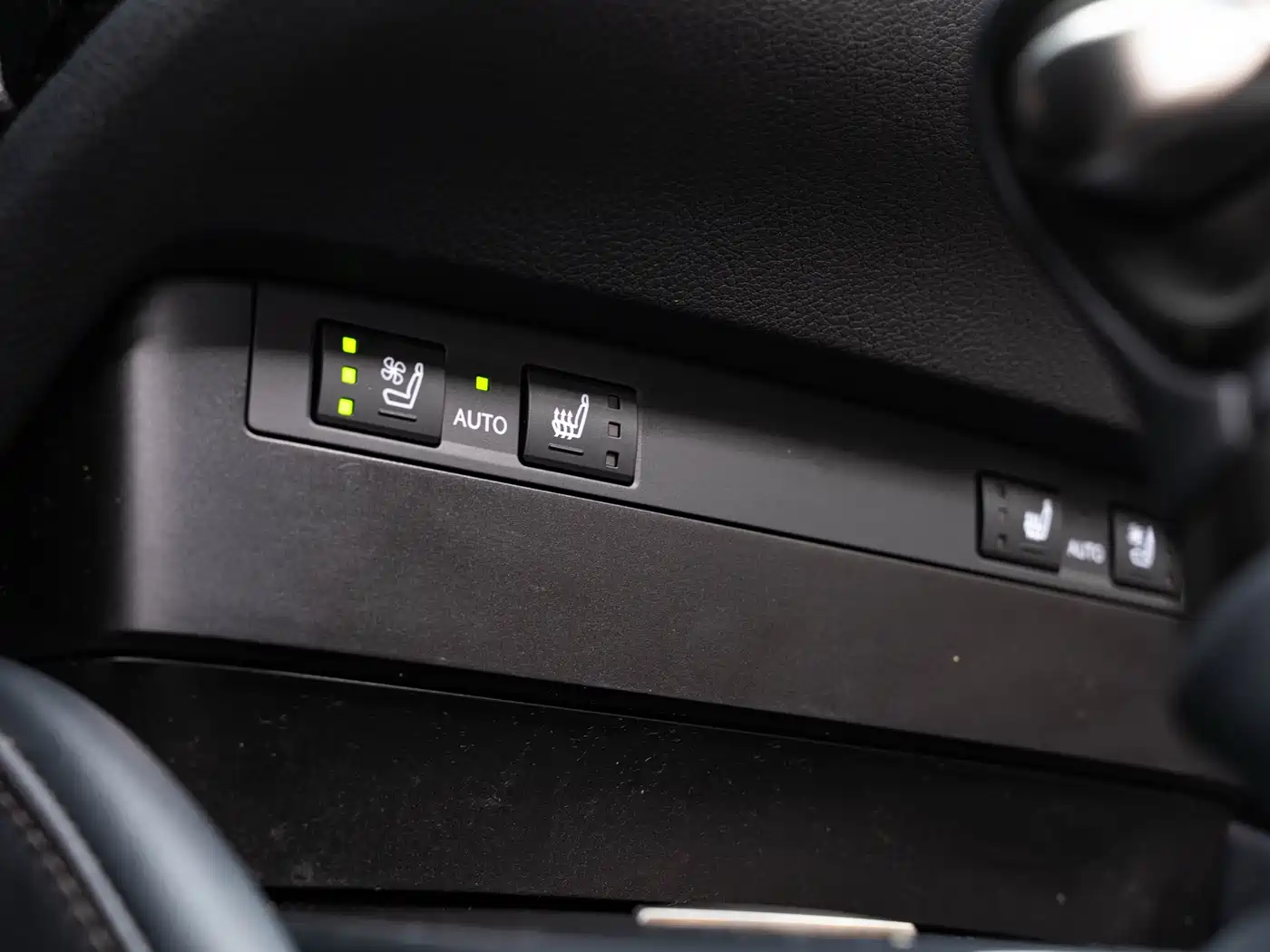 Lexus ES 2022 300h Ultimate Edition фото 18