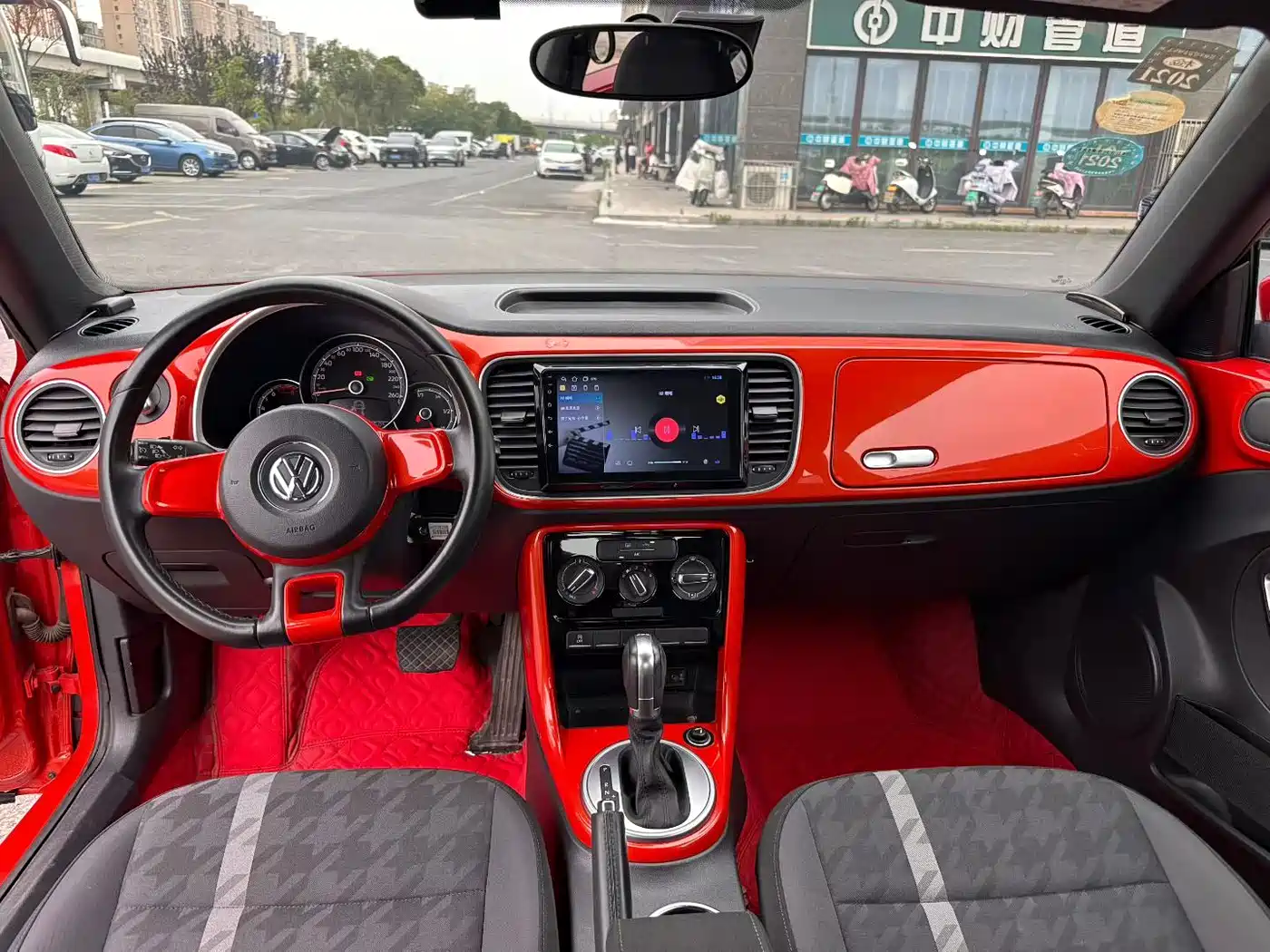 Volkswagen Beetle 2017 180TSI Enjoy фото 4