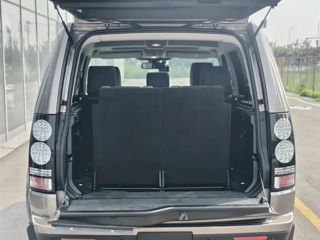 Land Rover Discovery 2015 3.0 SC V6 SE фото 15