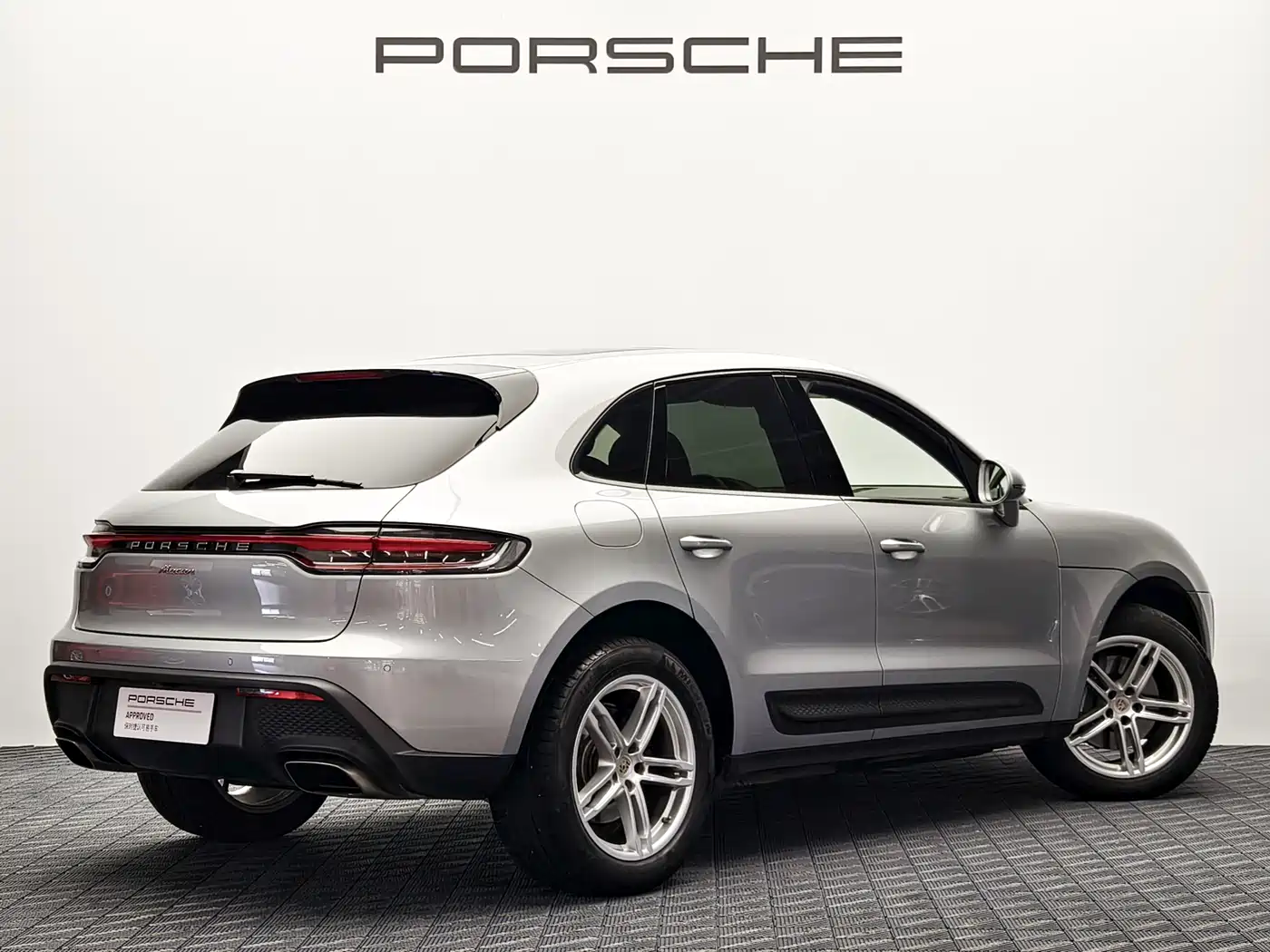 PORSCHE MACAN