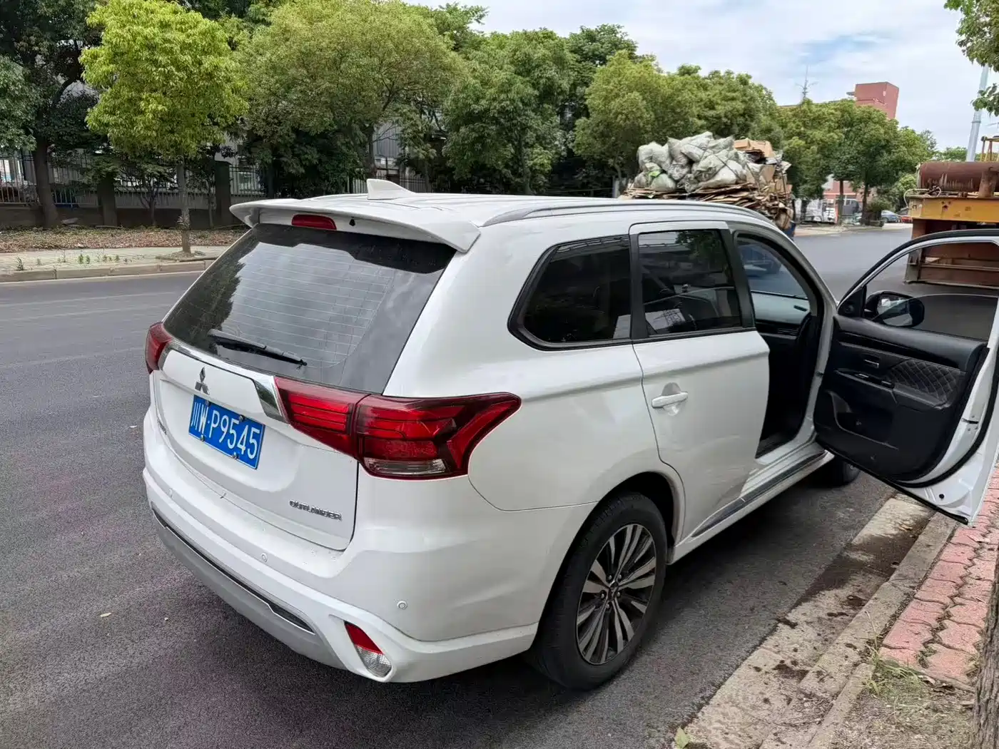 MITSUBISHI OUTLANDER