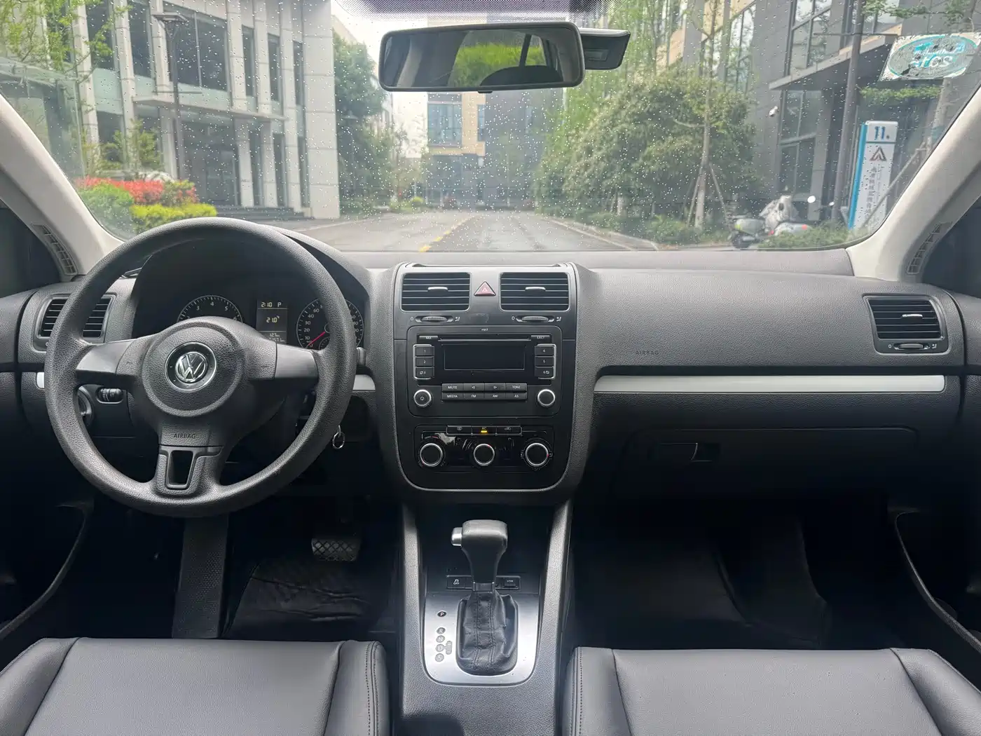 Volkswagen Sagitar 2011 1.6L Automatic Fashion фото 17