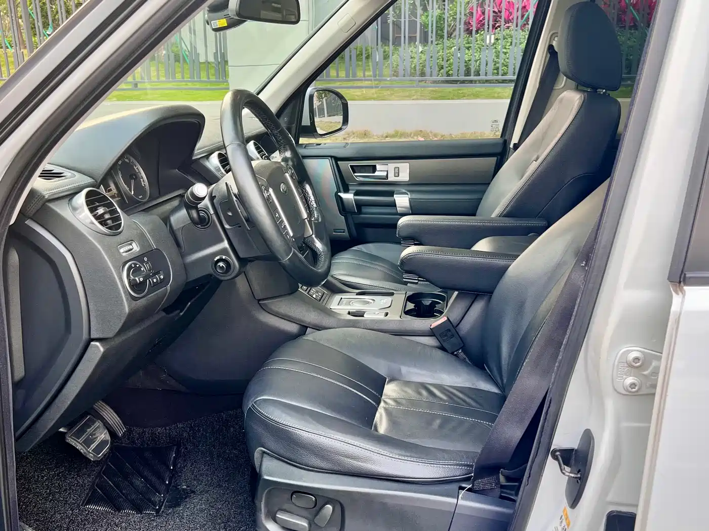 Land Rover Discovery 2014 3.0 SC V6 HSE фото 10