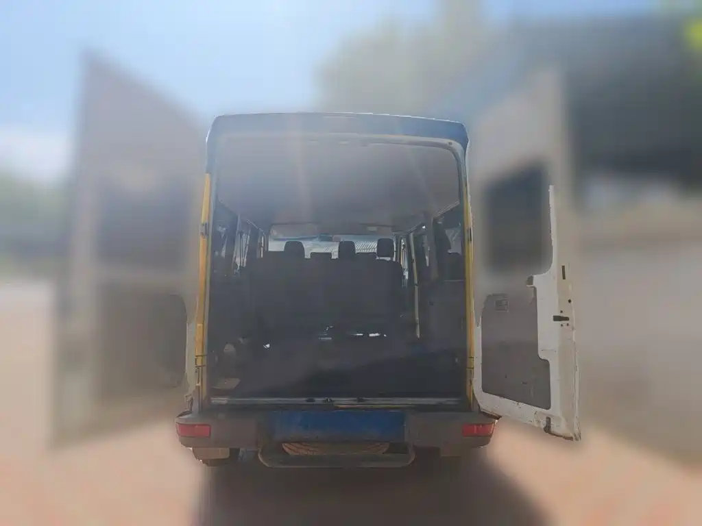 Iveco Daily 2022 2021 Model 2.5T A35 M1 Passenger Vehicle 5-9 Seats Short Wheelbase Medium Roof Single Tire Sliding Door