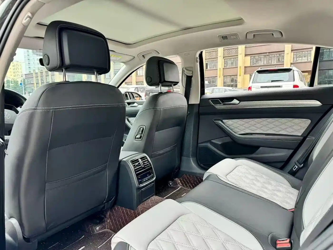 Volkswagen Magotan 2023 Model 2 Million Commemorative Edition 330TSI DSG Luxury фото 5