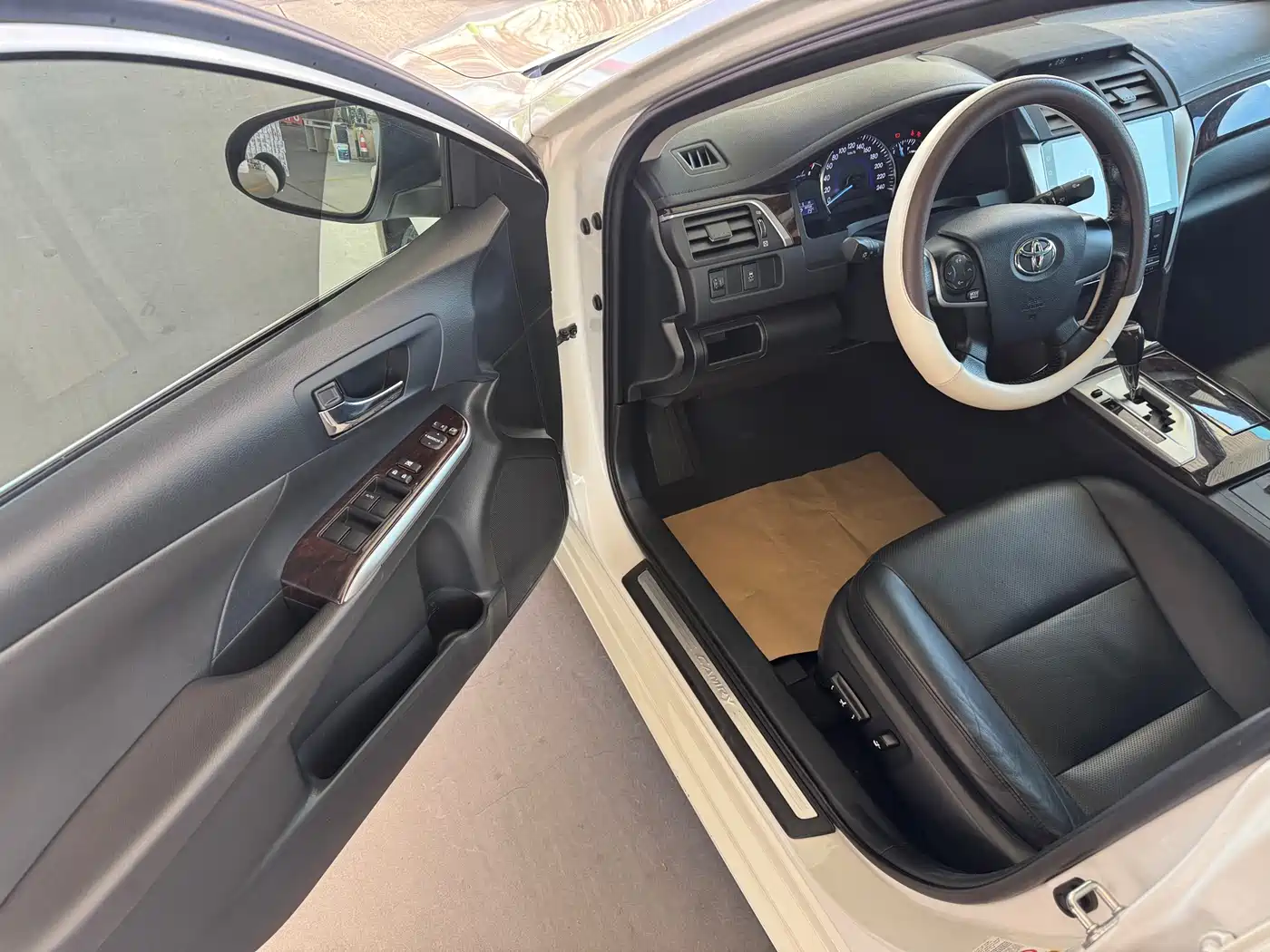 Toyota Camry 2016 2.0G 10th Anniversary Leading Edition фото 4