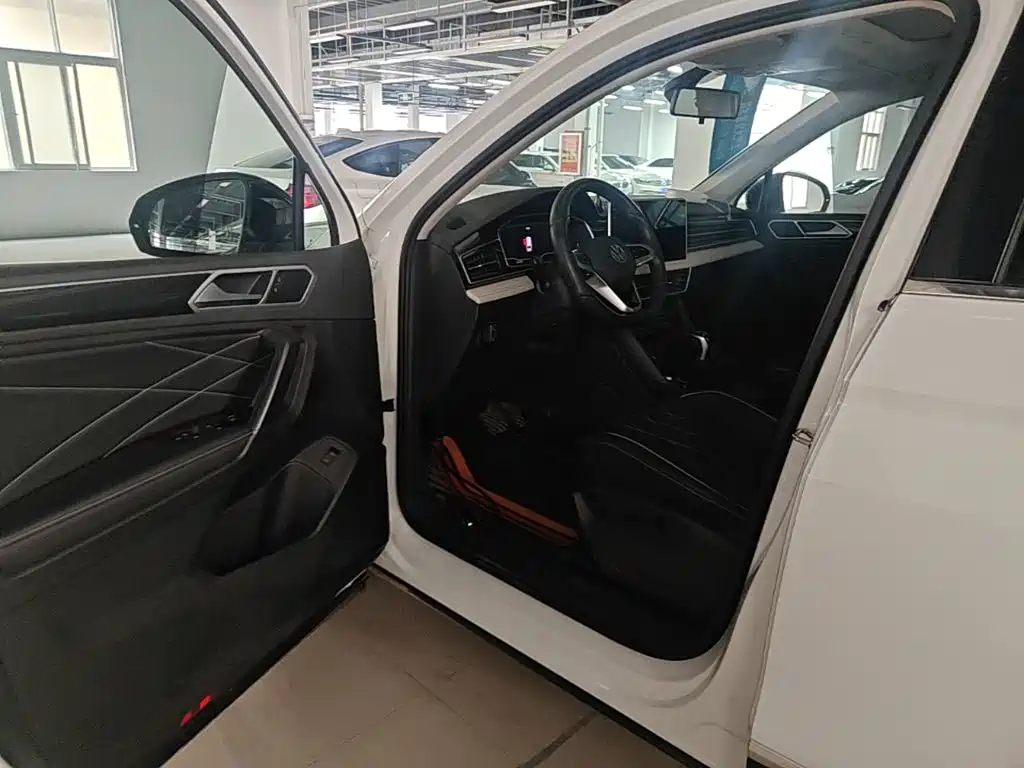 Photo 16 - Volkswagen Tiguan L