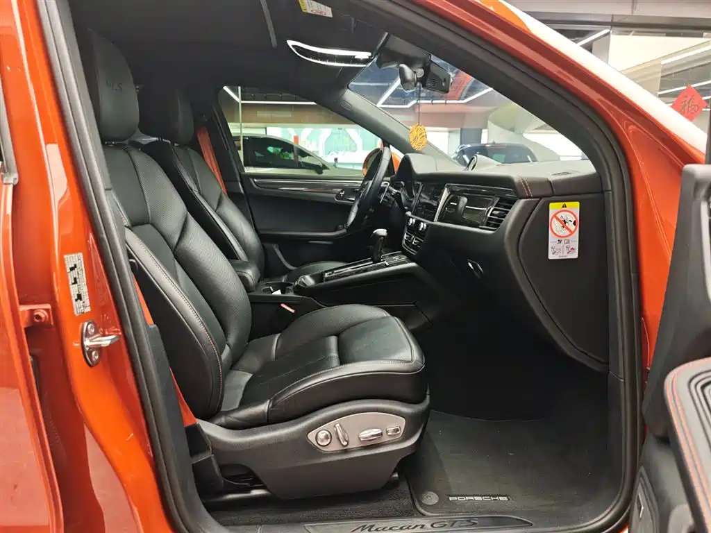 PORSCHE MACAN
