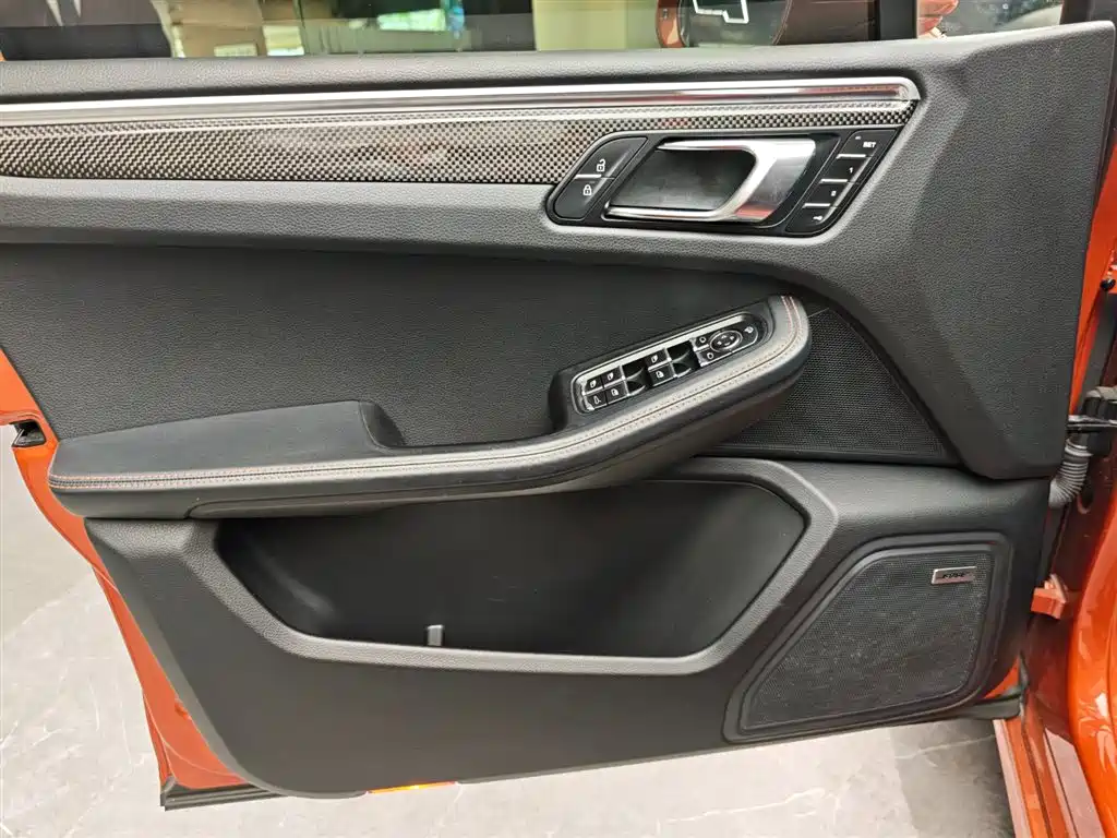 PORSCHE MACAN