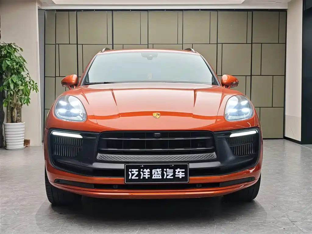 PORSCHE MACAN