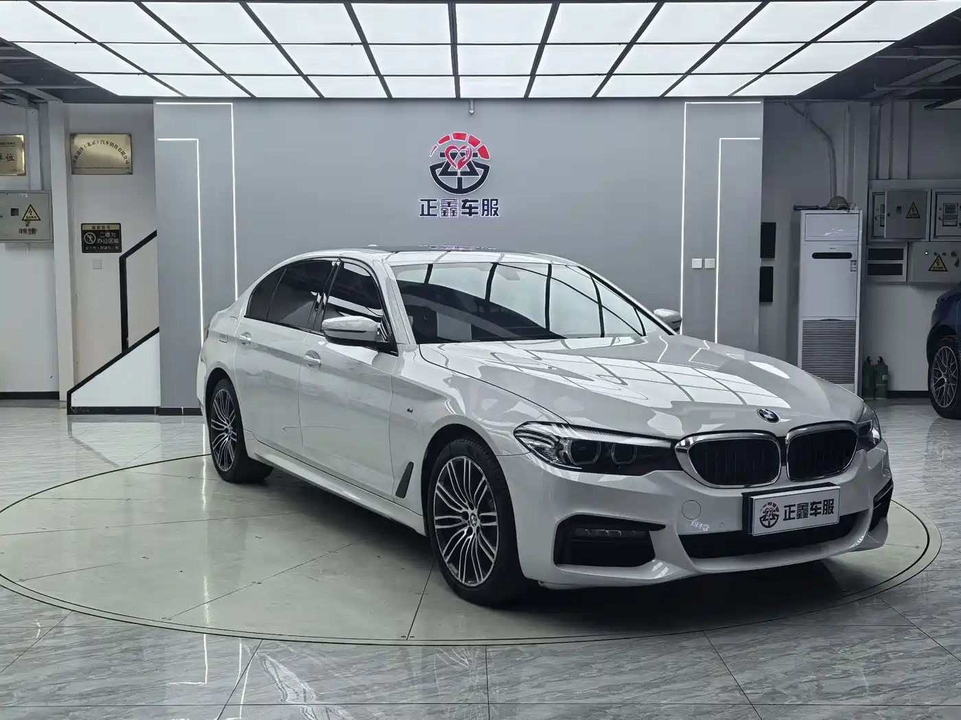 BMW 5 Series 2018 Facelift 530Li Leading M Sport Package фото 3