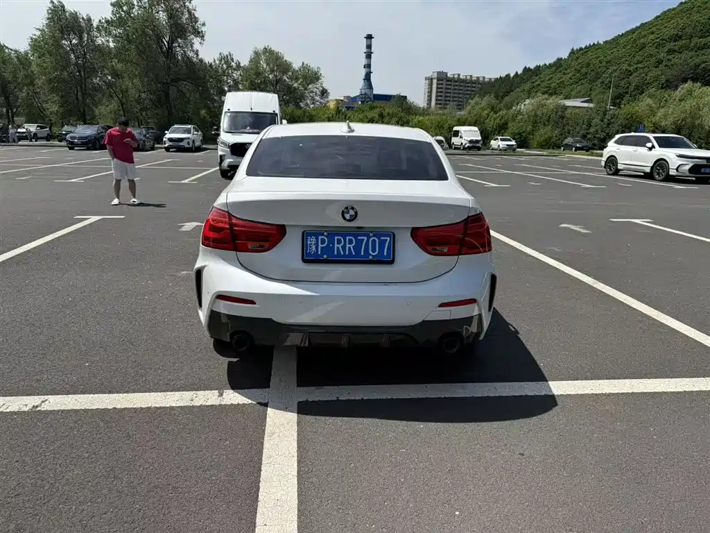 BMW 1 Series 2022 120i M Sport Shadow Edition фото 5