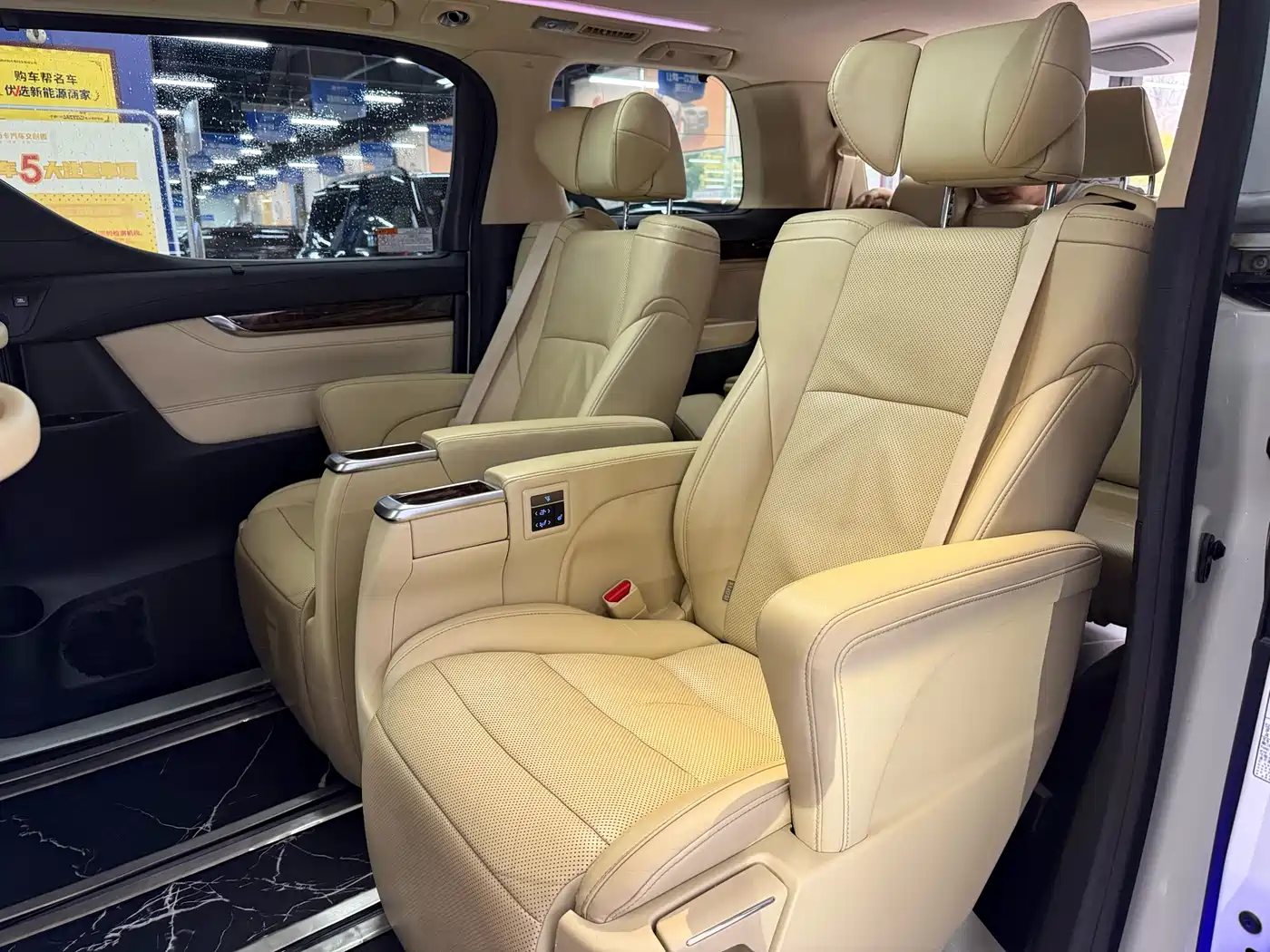 Toyota Alphard 2019 Hybrid 2.5L Luxury фото 13