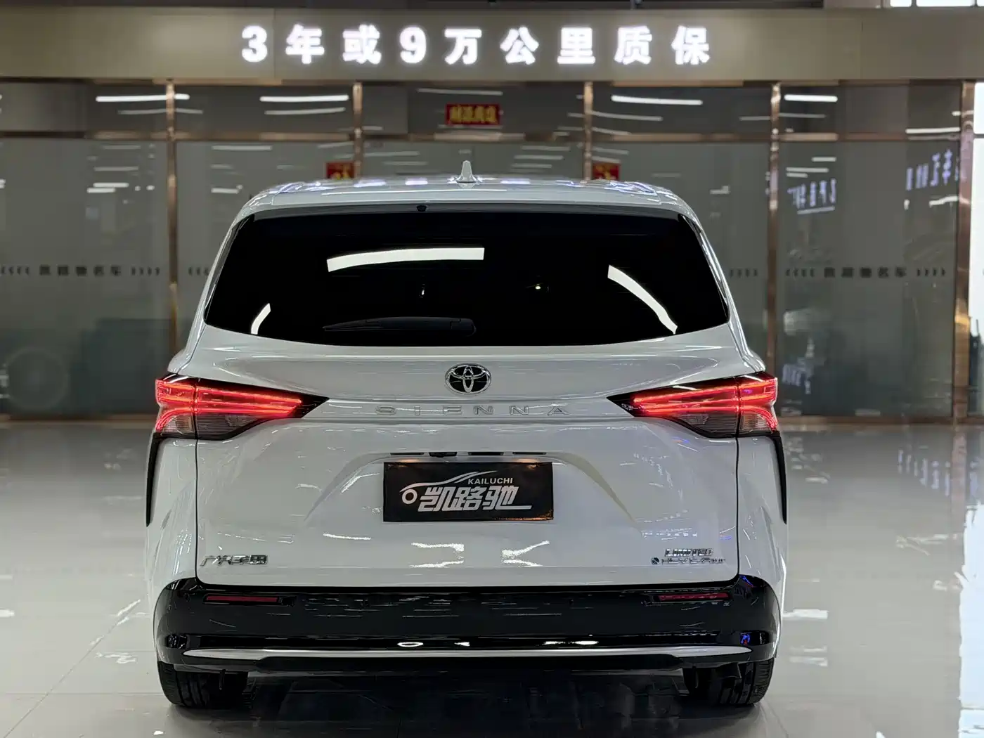 Toyota Sienna 2024 2.5L Hybrid 4WD Premium Edition фото 9