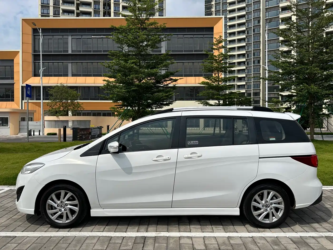 Mazda Mazda5 2014 2013 2.0L Automatic Luxury