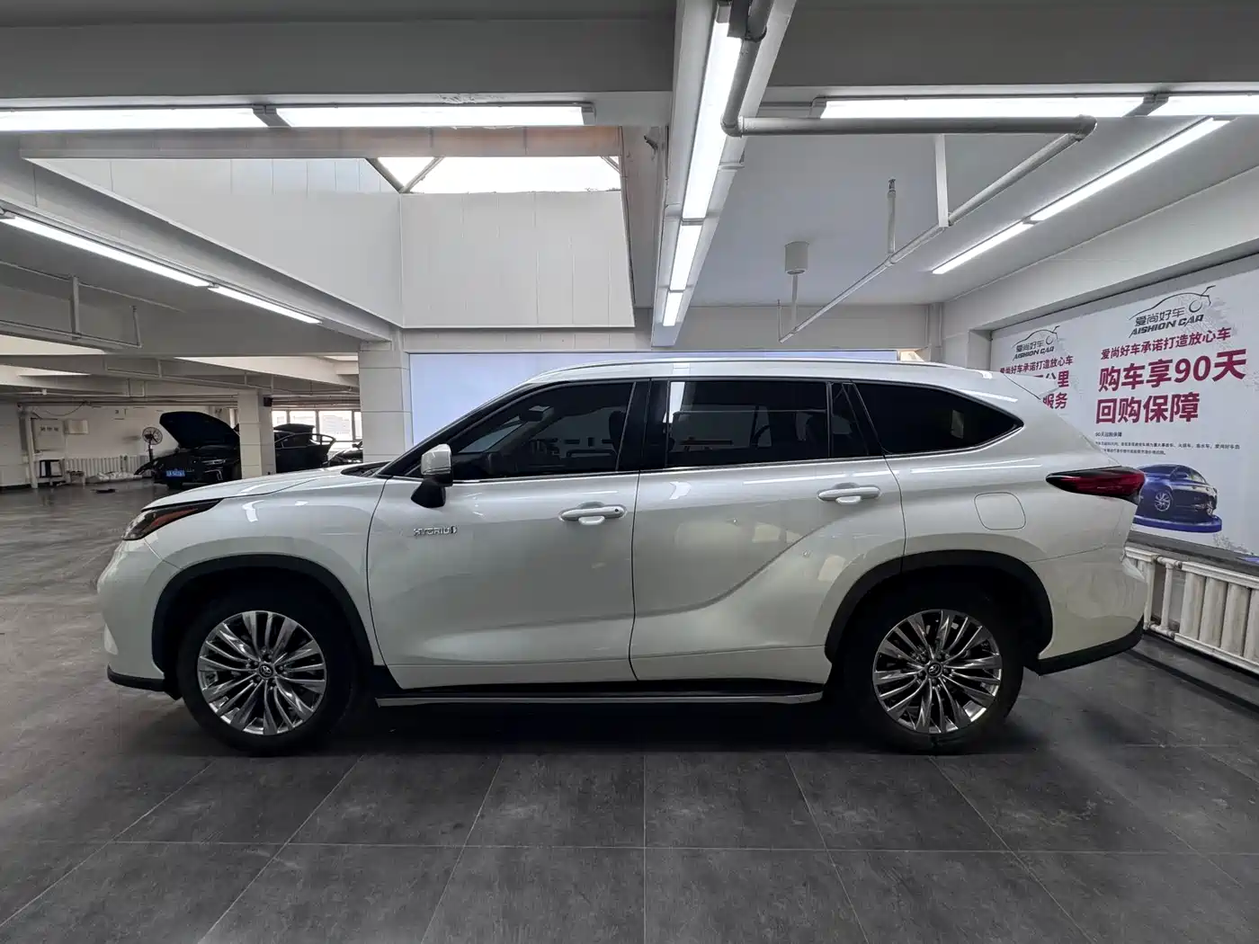 Toyota Highlander 2023 2.5L Smart Hybrid Dual Engine AWD Luxury 7-Seater фото 4