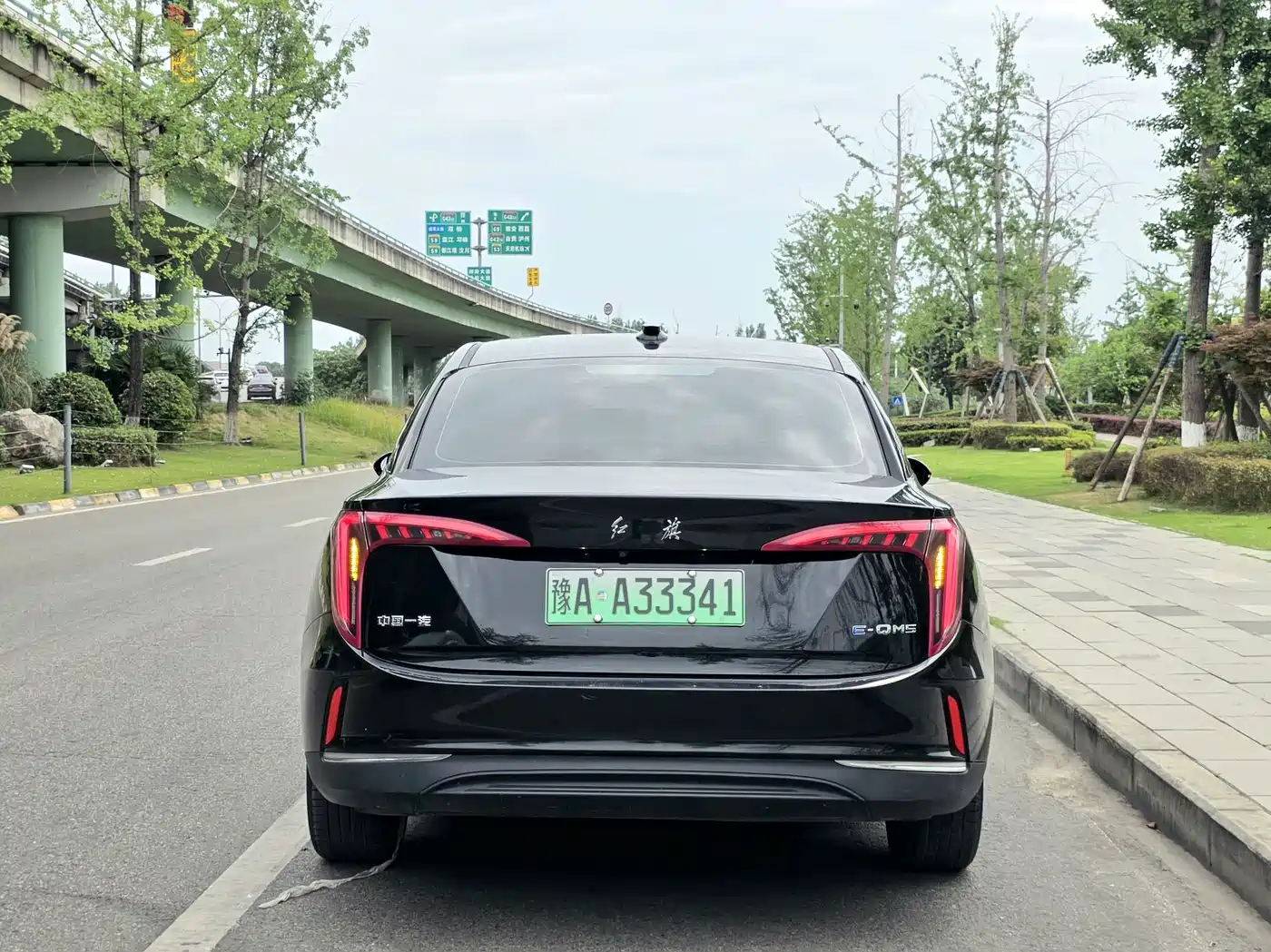 Hongqi E-QM5 2021 Charging Flag Premium Edition фото 6