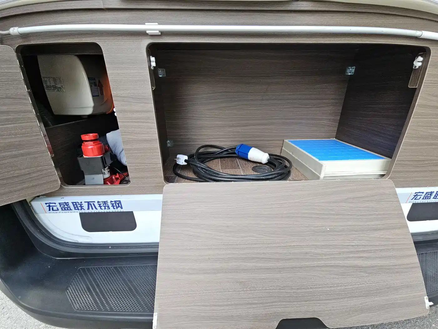 SAIC Maxus MAXUS V90 RV 2022 2021 2.0T Travel Home V90 Self-Contained Class B RV Luxury Transverse Bed