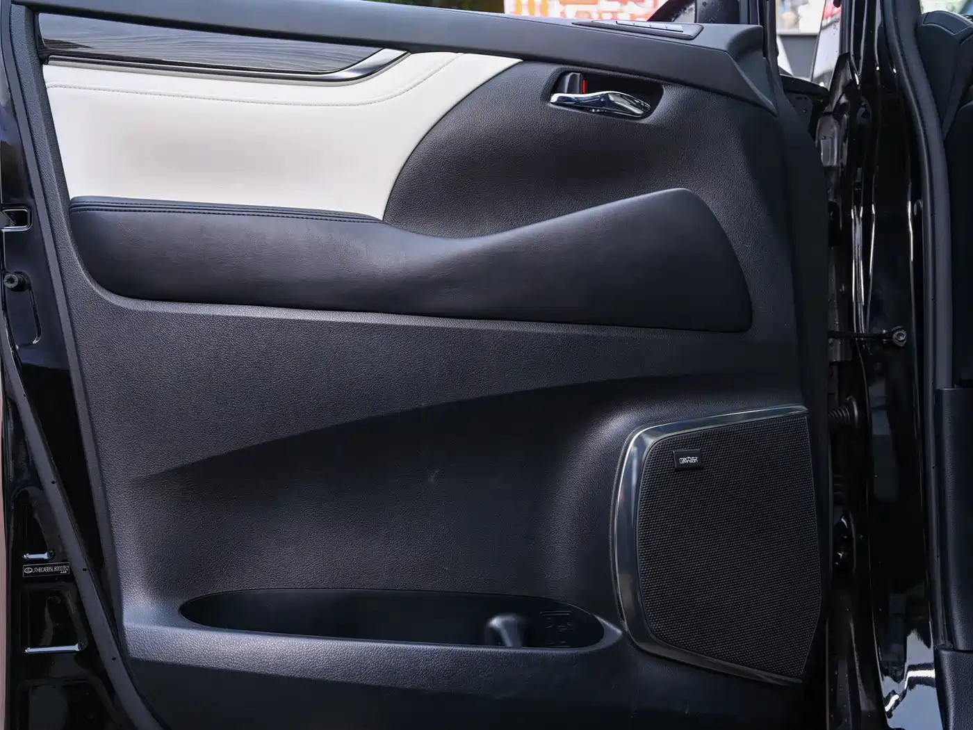 Lexus LM 2020 300h 4-Seat Imperial Edition фото 18