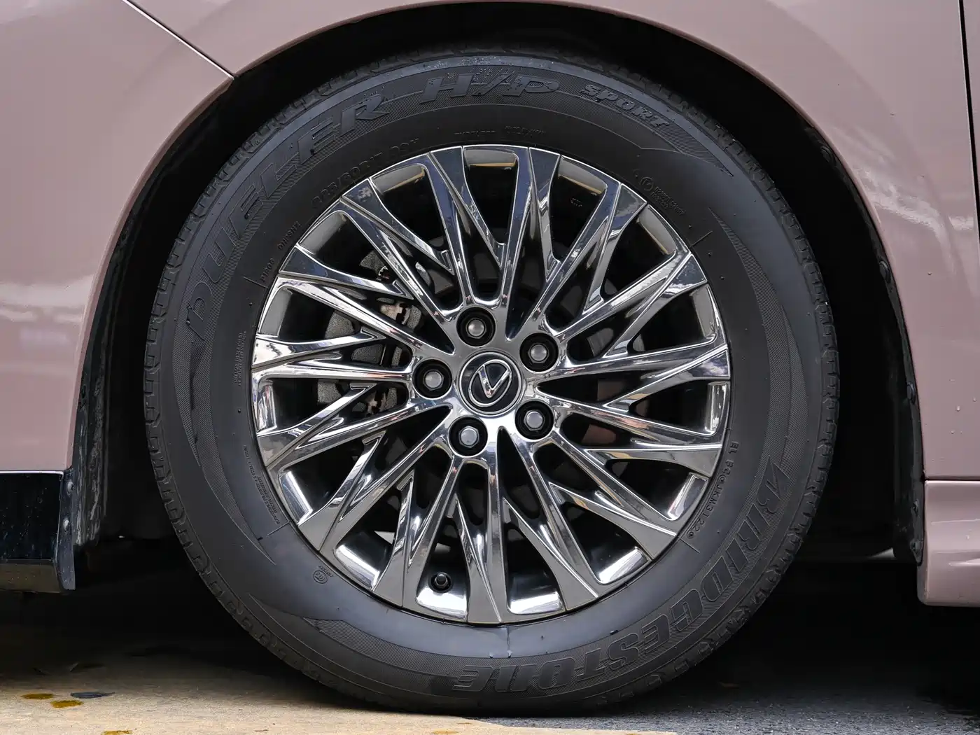 Lexus LM 2020 300h 4-Seat Imperial Edition фото 19