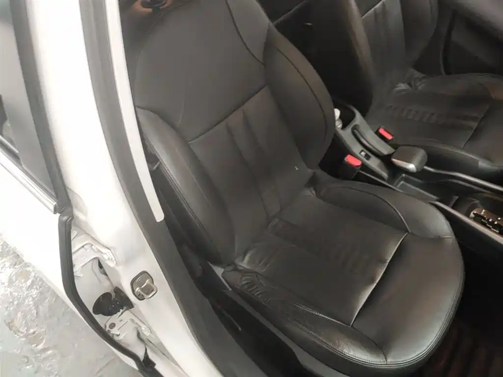 Peugeot 2008 2014 1.6L Automatic Navigation Edition фото 25
