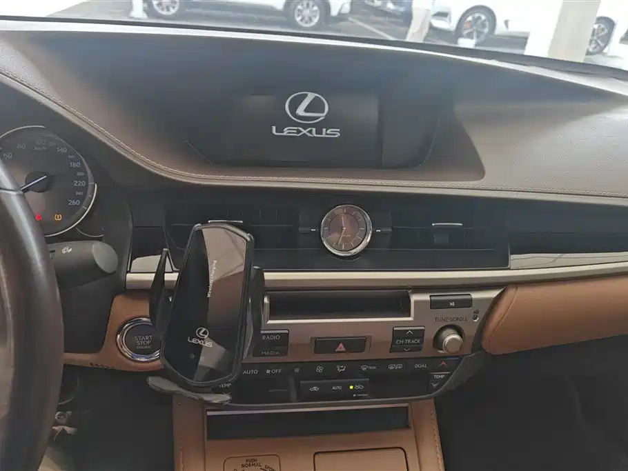 Lexus ES 2015 200 Elite Edition фото 13