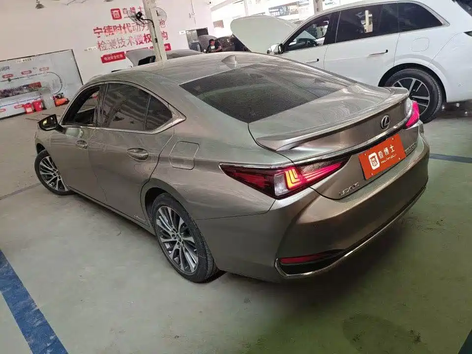 Lexus ES 2020 300h Ultimate Edition фото 3