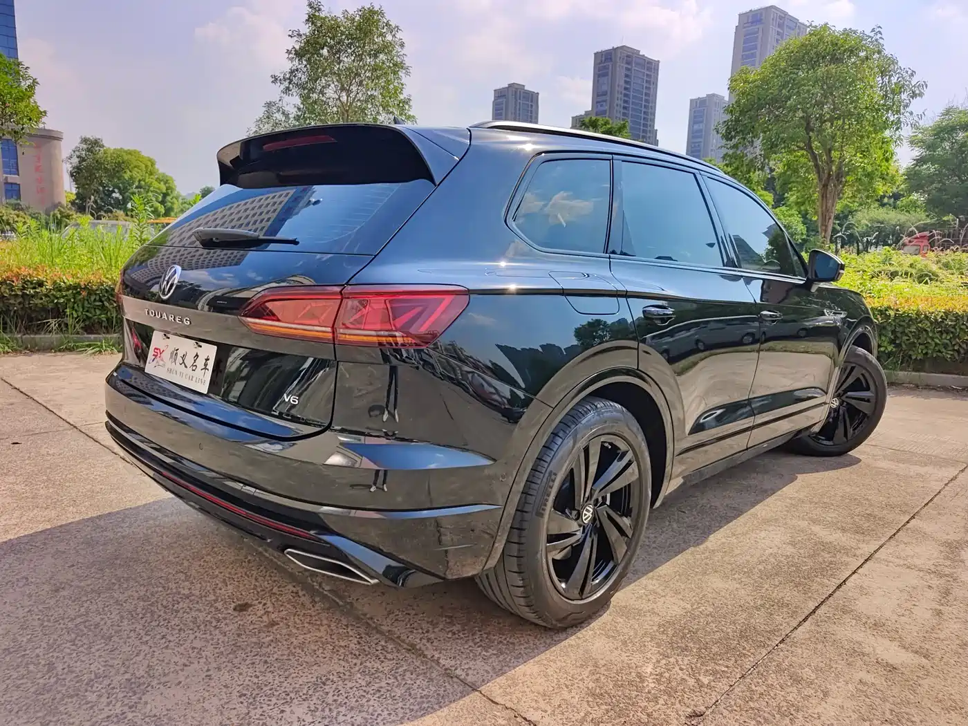 Volkswagen Touareg 2022 3.0TSI Rui Xiang Edition Gloss Black Sport Package фото 3
