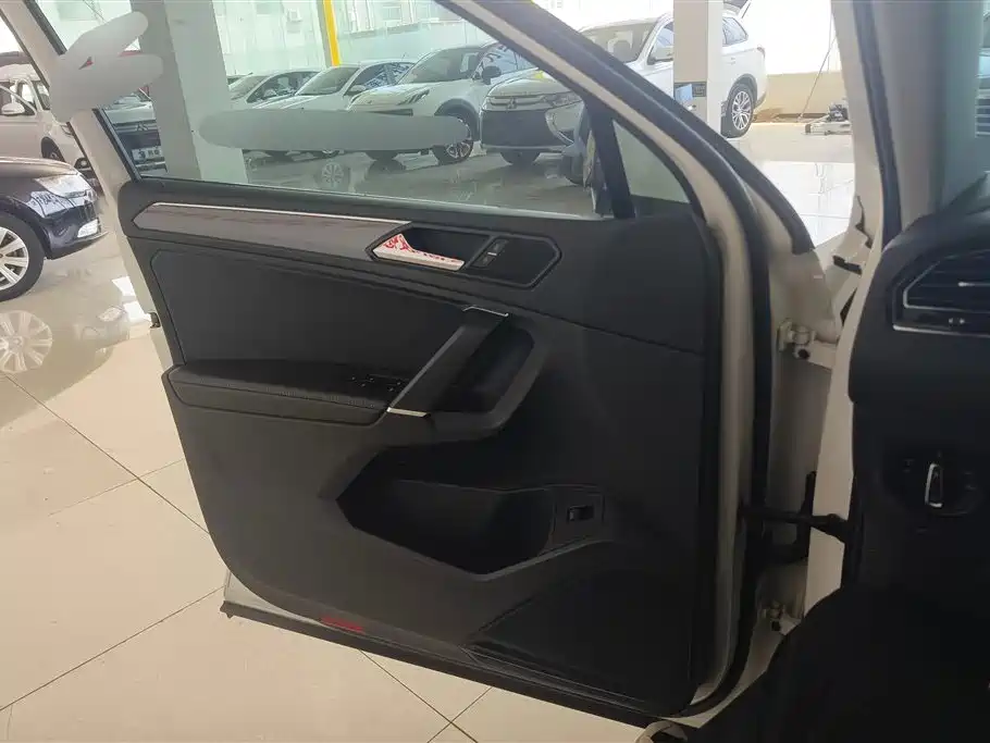 Volkswagen Tiguan L 2021 330TSI Automatic 2WD R-Line Premium фото 7