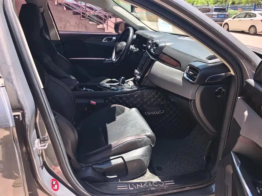 Lynk & Co 02 2018 1.5T DCT 2WD Power Edition China V фото 8
