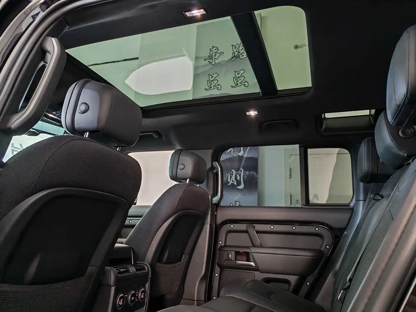 Land Rover Defender 2025 110 3.0T P400 -Dynamic HSE фото 16