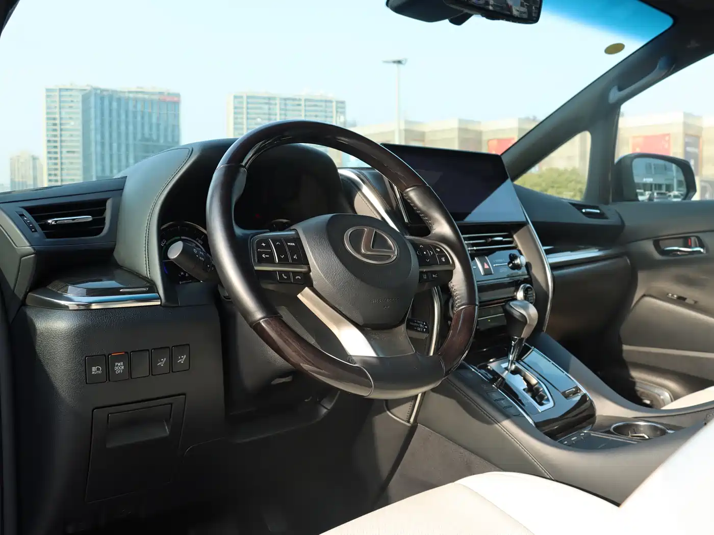 Lexus LM 2020 300h 4-Seat Imperial Edition фото 6