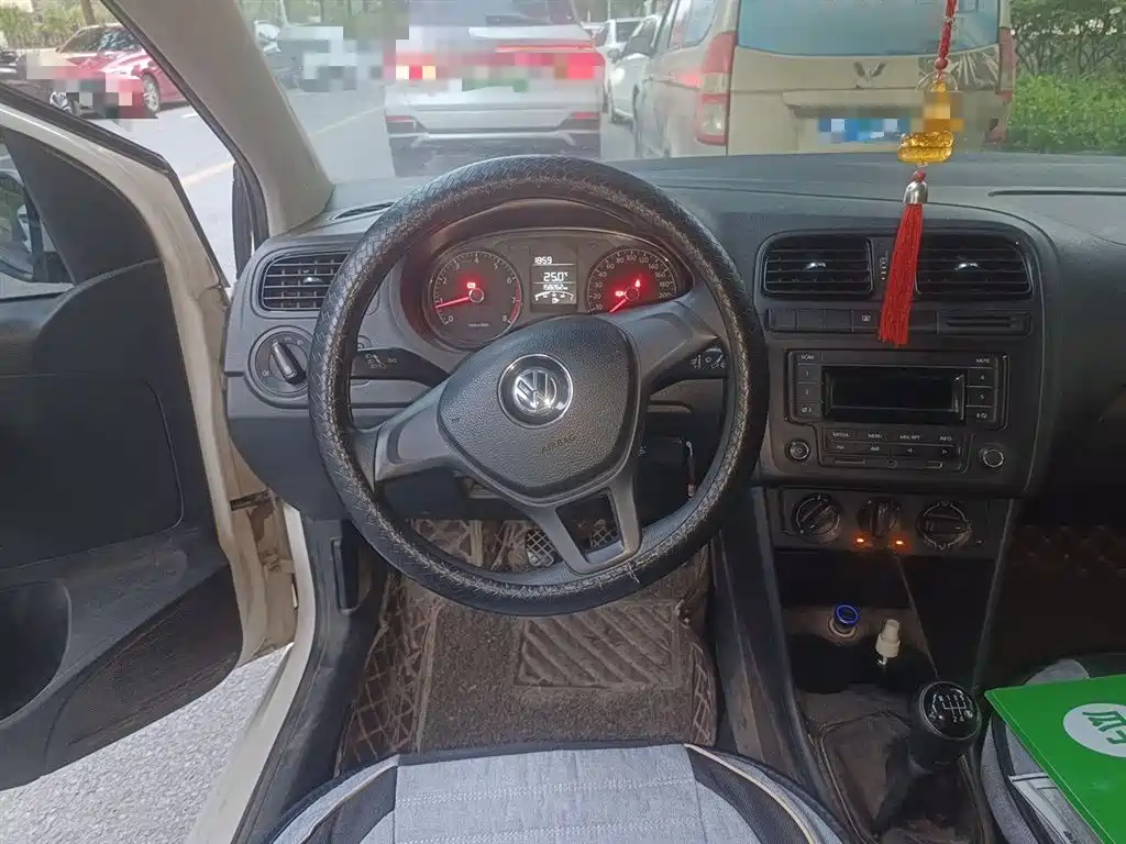 Volkswagen Polo 2014 1.4L Manual Trend Edition фото 3