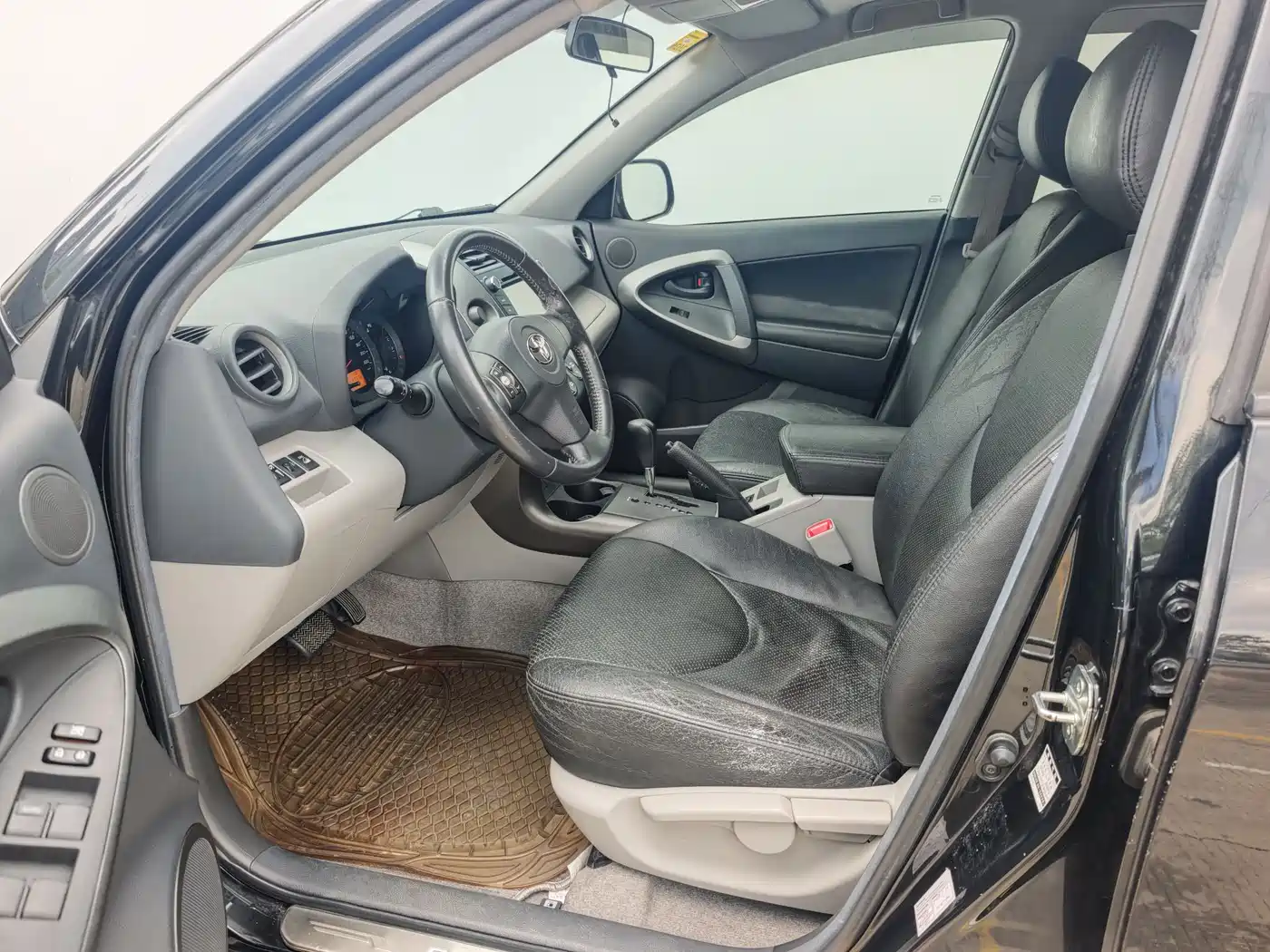 Toyota RAV4 Rongfang 2010 2.0L Automatic Luxury Upgrade Edition фото 17