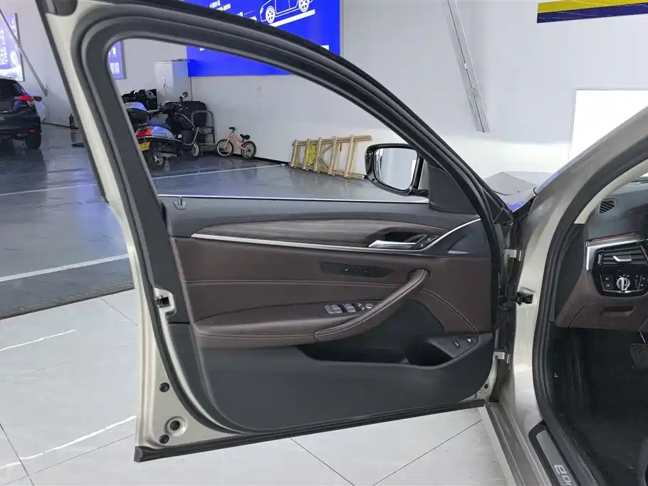 BMW 5 Series New Energy 2018 530Le Luxury Package фото 7
