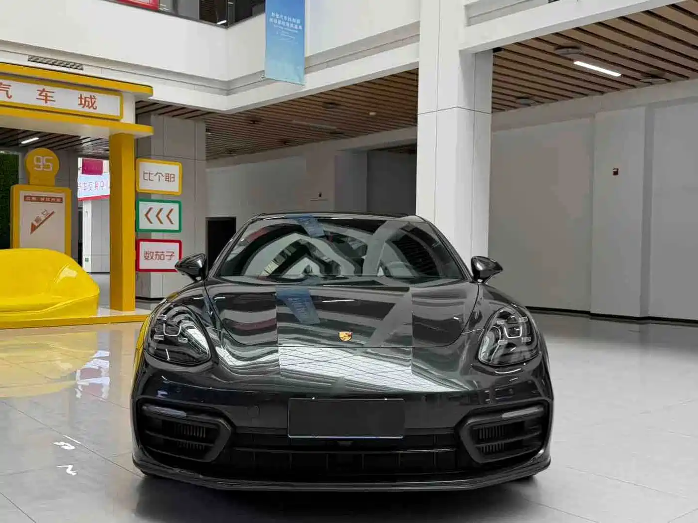 Фото 1 - Porsche Panamera
